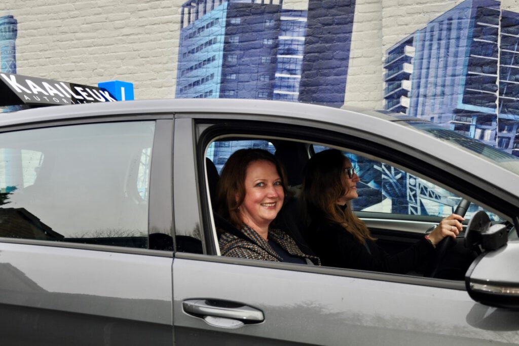 Manon aan het rijden met leerling